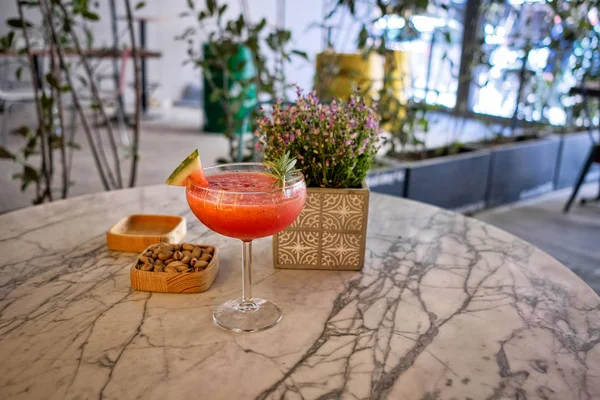 Erfrischendes Kaltes Sommergetränk Wassermelonen Slushie Mit Basilikum — Stockfoto