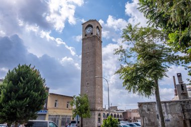 Adana, Türkiye 'de mavi ve bulutlu eski saat kulesi. Byksaatdiye adlandırılan tarihi Saat Kulesi.