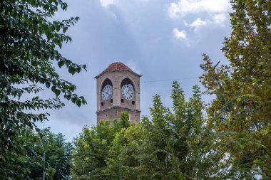 Adana, Türkiye 'de mavi ve bulutlu eski saat kulesi. Byksaatdiye adlandırılan tarihi Saat Kulesi.