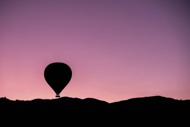 Muhteşem Kapadokya üzerinde uçan sıcak hava balonu. Olağanüstü Kapadokya üzerinde uçan sıcak hava balonu