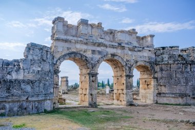 Hierapolis 'in ana kapısı, Kuzey Roma Kapısı, Pamukkale, Denizli, Türkiye. Antik Hierapolis şehri.
