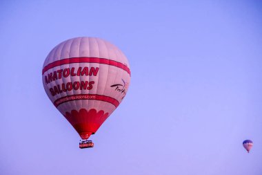 Muhteşem Kapadokya üzerinde uçan sıcak hava balonu. Olağanüstü Kapadokya üzerinde uçan sıcak hava balonu