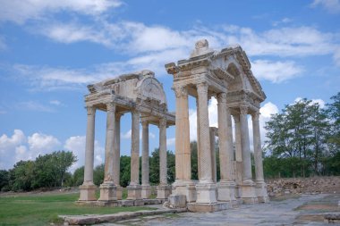 Karacasu 'daki Afrodisias (Afrodisias) Antik kenti - Aydın, Türkiye. Antik Aphrodisias şehrinin Tetrapylon Kapısı. Afrodizyak adı verilen en ünlü şehirler..