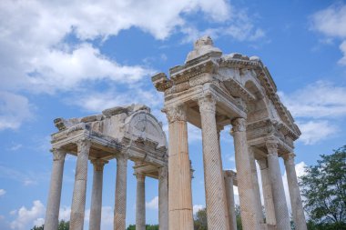Karacasu 'daki Afrodisias (Afrodisias) Antik kenti - Aydın, Türkiye. Antik Aphrodisias şehrinin Tetrapylon Kapısı. Afrodizyak adı verilen en ünlü şehirler..