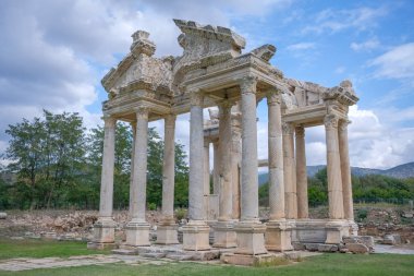 Karacasu 'daki Afrodisias (Afrodisias) Antik kenti - Aydın, Türkiye. Antik Aphrodisias şehrinin Tetrapylon Kapısı. Afrodizyak adı verilen en ünlü şehirler..