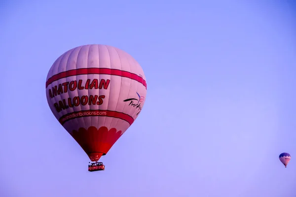 热气球飞越壮观的卡帕多西亚上空 热气球飞越壮观的卡帕多西亚上空 — 图库照片