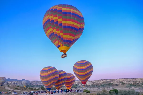 Het Luft Ballong Flyger Över Spektakulära Kappadokien Varmluftsballong Flyger Över — Stockfoto