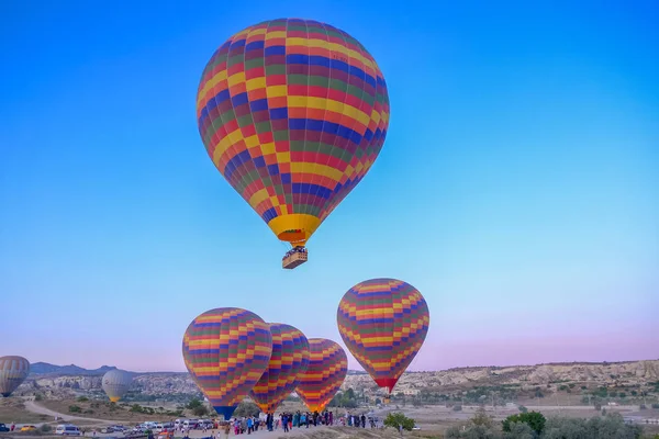 Heißluftballon Fliegt Über Spektakuläre Kappadokien Heißluftballon Fliegt Über Spektakulärem Kappadokien — Stockfoto