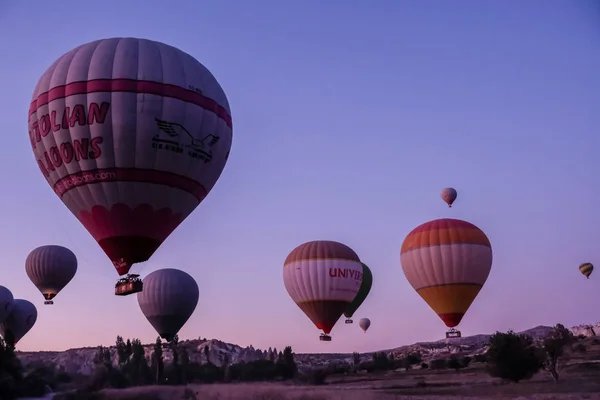 Heißluftballon Fliegt Über Spektakuläre Kappadokien Heißluftballon Fliegt Über Spektakulärem Kappadokien — Stockfoto