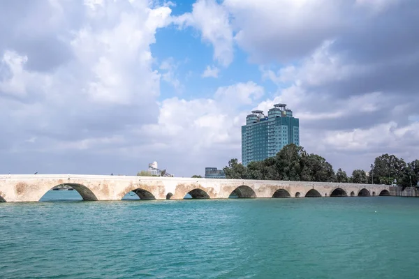 Adana Seyhan Fluss Und Hiltonsa Hotel Adana Historische Steinbrücke lizenzfreie Stockfotos