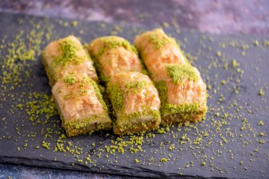 Ceviz, Pistachio Türk Tarzı Antep Baklava Sunumu. Türk mutfağından Baklava