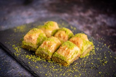 Ceviz, Pistachio Türk Tarzı Antep Baklava Sunumu. Türk mutfağından Baklava