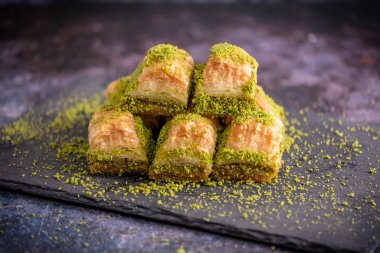 Ceviz, Pistachio Türk Tarzı Antep Baklava Sunumu. Türk mutfağından Baklava