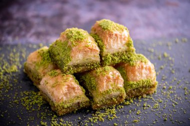Ceviz, Pistachio Türk Tarzı Antep Baklava Sunumu. Türk mutfağından Baklava