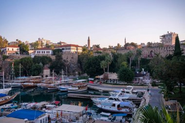  Antalya 'nın eski kenti (Kaleici). Antalya Kaleici Marina.