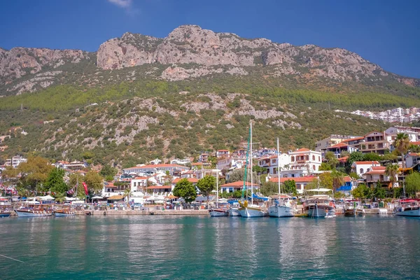 Günbatımında güzel Akdeniz kasabası Kas, Türkiye. Kas Limanı 'nda tekneler.
