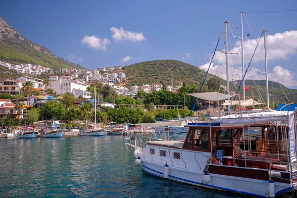 Günbatımında güzel Akdeniz kasabası Kas, Türkiye. Kas Limanı 'nda tekneler.