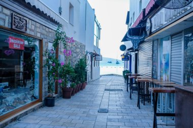 Bodrum kafe ve barlar. Bodrum sokakları ve pazar.