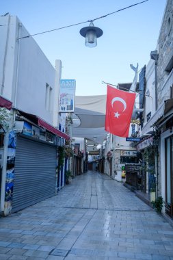 Bodrum kafe ve barlar. Bodrum sokakları ve pazar.