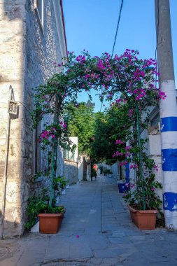 Bodrum kafe ve barlar. Bodrum sokakları ve pazar.