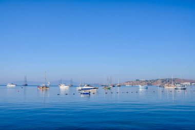 Bodrum Sahili manzarası, Bodrum ilçesindeki geleneksel beyaz evler, tekneler, yatlar.