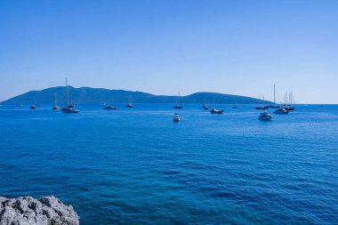 Şatosu, plajı ve marinası olan Bodrum Downtown. Bodrum Sahili manzarası, Bodrum ilçesindeki geleneksel beyaz evler, tekneler, yatlar.