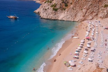Kas, Antalya 'daki Cennet Sahili - Türkiye. Kaputaj Kemer Antalya sahilinde kapalı şemsiyeli boş bir sahil..
