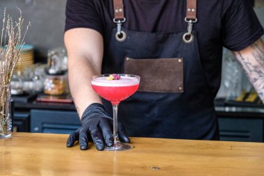 Yeşil ve Sarı Taze Egzotik Alkolik Kokteyl Bar Masasında. Kırmızı ve Pembe Mojito.