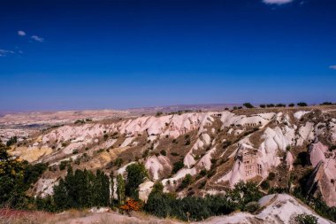 Birçok cam maskot - nazar takılar Kapadokya, Güvercin vadisi, Anadolu, Türkiye'de bir ağaca asmak