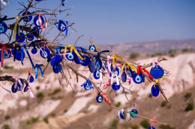 Birçok cam maskot - nazar takılar Kapadokya, Güvercin vadisi, Anadolu, Türkiye'de bir ağaca asmak