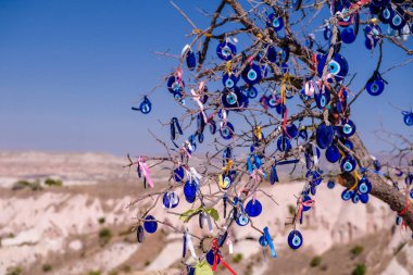 Birçok cam maskot - nazar takılar Kapadokya, Güvercin vadisi, Anadolu, Türkiye'de bir ağaca asmak