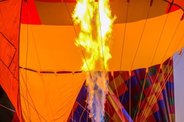 Sıcak hava balonu uçuşa hazırlanıyor..