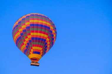 sıcak hava balonu muhteşem Kapadokya üzerinde uçan.