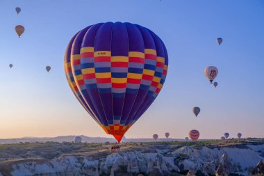 sıcak hava balonu muhteşem Kapadokya üzerinde uçan.