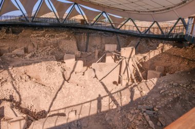 Göbeklitepe, Türkiye 'nin Sanliurfa ilinin manzarasını mahvediyor. İnşaatı M.Ö. 10.000 yılına dayanan Göbeklitepe, tarihteki en eski ve en büyük ibadet merkezi olarak bilinir..