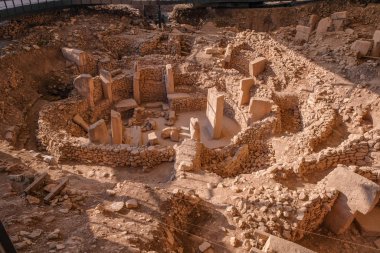 Göbeklitepe, Türkiye 'nin Sanliurfa ilinin manzarasını mahvediyor. İnşaatı M.Ö. 10.000 yılına dayanan Göbeklitepe, tarihteki en eski ve en büyük ibadet merkezi olarak bilinir..