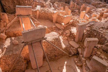 Göbeklitepe, Türkiye 'nin Sanliurfa ilinin manzarasını mahvediyor. İnşaatı M.Ö. 10.000 yılına dayanan Göbeklitepe, tarihteki en eski ve en büyük ibadet merkezi olarak bilinir..