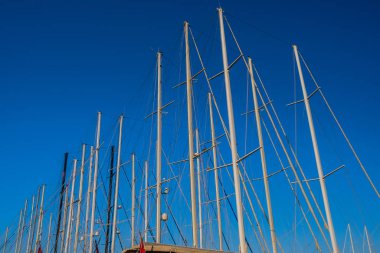 Şatosu, plajı ve marinası olan Bodrum Downtown. Bodrum Sahili manzarası, Bodrum ilçesindeki geleneksel beyaz evler, tekneler, yatlar. 