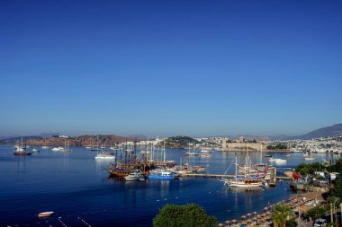 Şatosu, plajı ve marinası olan Bodrum Downtown. Bodrum Sahili manzarası, Bodrum ilçesindeki geleneksel beyaz evler, tekneler, yatlar. 