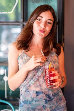Kafede Kahve ve Kokteyl İçen Genç Kız
