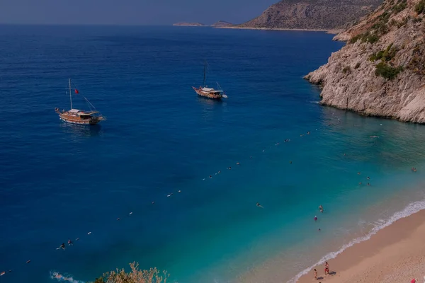 土耳其安塔利亚卡斯的天堂海滩 Kaputaj Kemer Antalya土耳其海滩空旷的海滩 有封闭的遮阳伞 — 图库照片