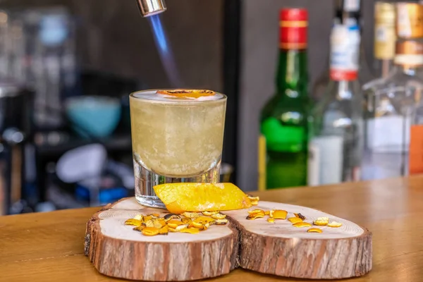 Whiskey Cocktail Disiapkan Dengan Putih Telur Atas Meja Bar — Stok Foto