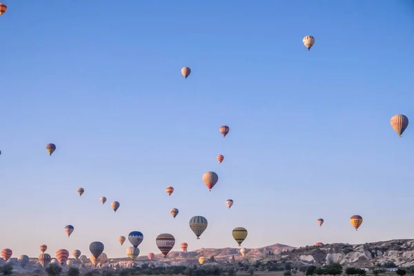 Heißluftballon Fliegt Über Spektakulärem Kappadokien — Stockfoto