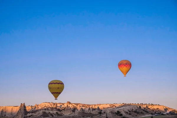 Heißluftballon Fliegt Über Spektakulärem Kappadokien — Stockfoto