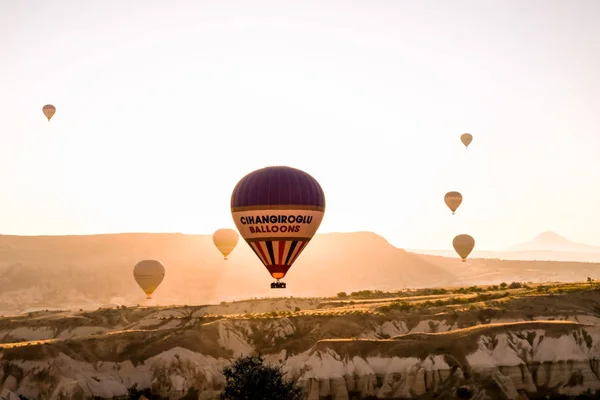 Heißluftballon Fliegt Über Spektakulärem Kappadokien — Stockfoto