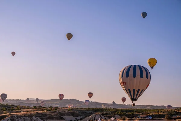 Luftballong Flyger Över Spektakulära Cappadocia — Stockfoto