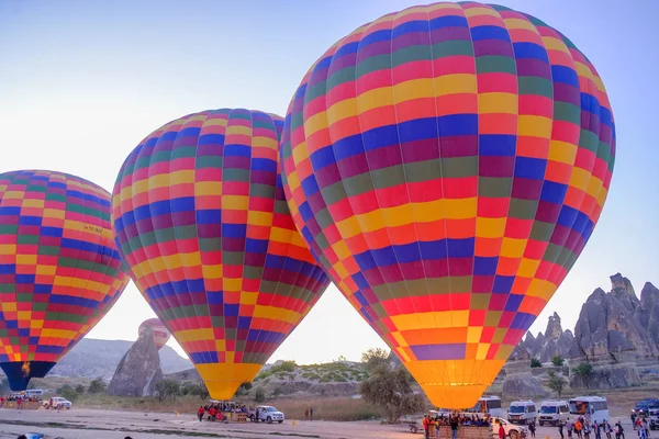 Heißluftballon Fliegt Über Spektakulärem Kappadokien — Stockfoto