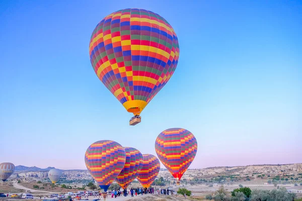 Heißluftballon Fliegt Über Spektakulärem Kappadokien — Stockfoto