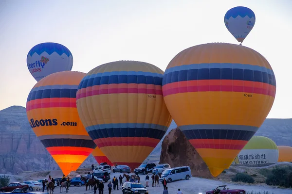 Heißluftballon Fliegt Über Spektakulärem Kappadokien — Stockfoto