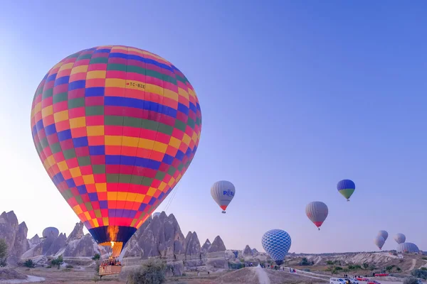 Balão Quente Sobrevoando Espetacular Capadócia — Fotografia de Stock